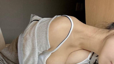 공부하다 잠든 누나 깨워주고 싶다...
